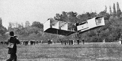 O primeiro voo do 14-bis, realizado por Alberto Santos Dumont, marcou uma conquista significativa na história da aviação. Foi realizado no dia 23 de outubro de 1906, no Campo de Bagatelle, em Paris.