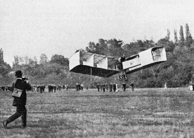 O primeiro voo do 14-bis, realizado por Alberto Santos Dumont, marcou uma conquista significativa na história da aviação. Foi realizado no dia 23 de outubro de 1906, no Campo de Bagatelle, em Paris.