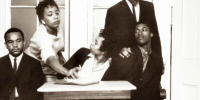 Em 1960, um grupo de ativistas universitários formou o Comitê dos Estudantes Não-Violentos (SNCC) na Universidade de Shaw, em Raleigh, Carolina do Norte.