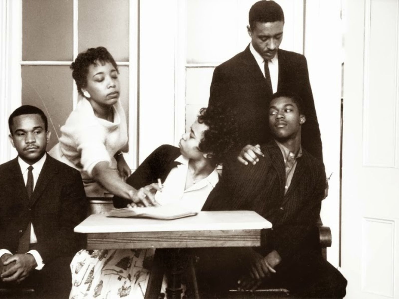Em 1960, um grupo de ativistas universitários formou o Comitê dos Estudantes Não-Violentos (SNCC) na Universidade de Shaw, em Raleigh, Carolina do Norte.