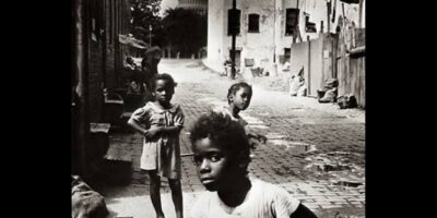 “À Sombra do Capitólio” é uma fotografia de 1948 que denunciava o contraste profundo entre a pobreza e a riqueza em Washington DC, capital dos Estados Unidos.