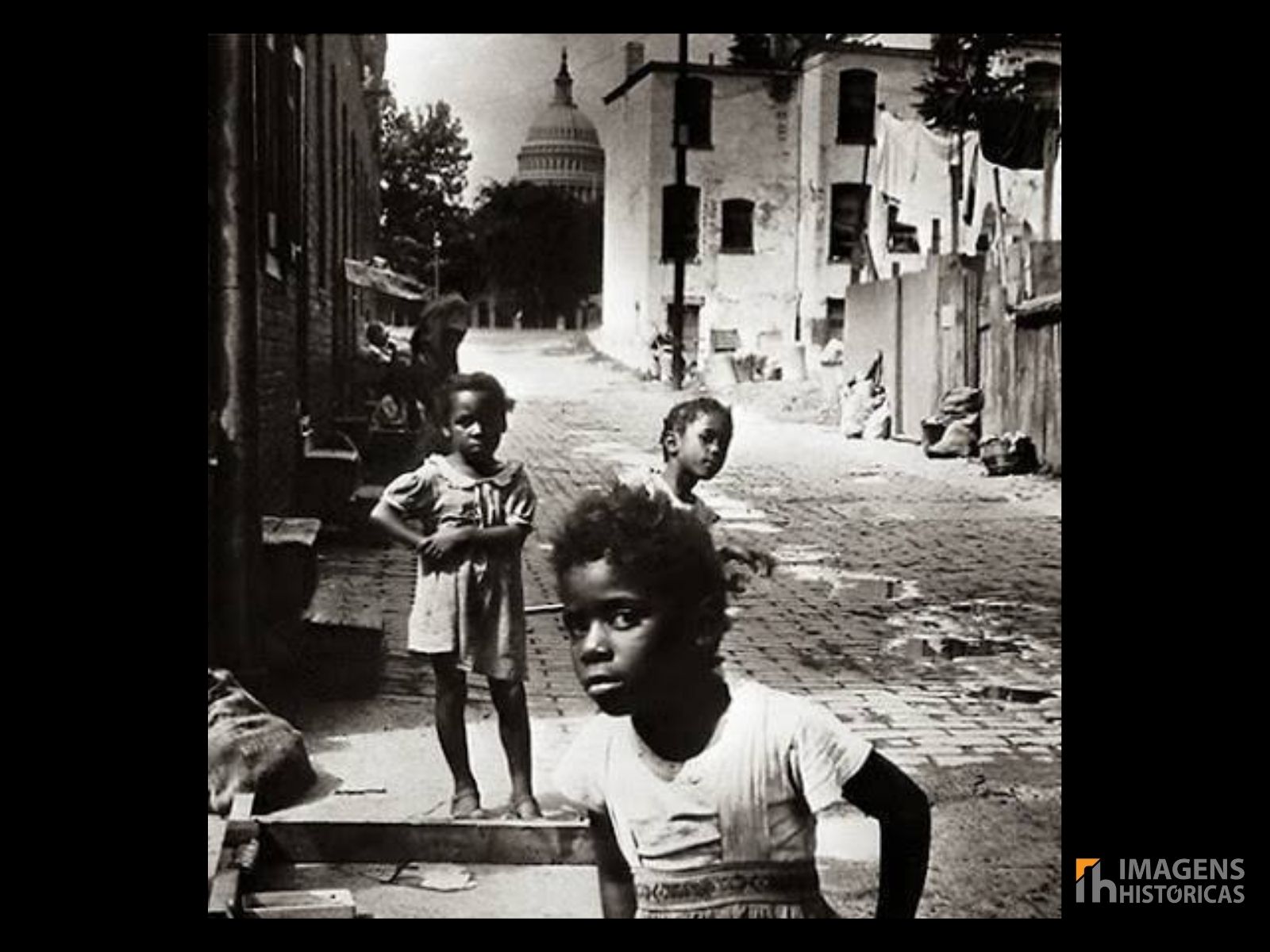 À Sombra do Capitólio: Contraste da Pobreza nos EUA