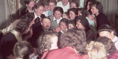 Adolf Hitler rodeado de admiradoras austríacas em 1939