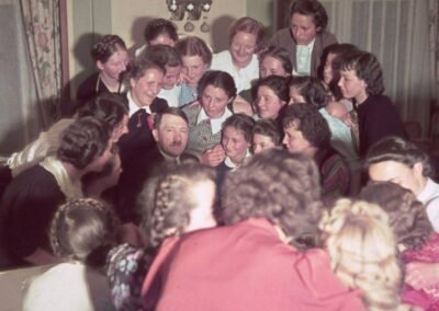 Adolf Hitler rodeado de admiradoras austríacas em 1939