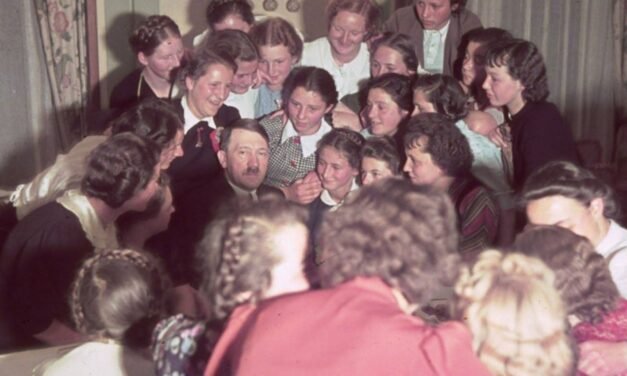 1939: Adolf Hitler com Suas Admiradoras