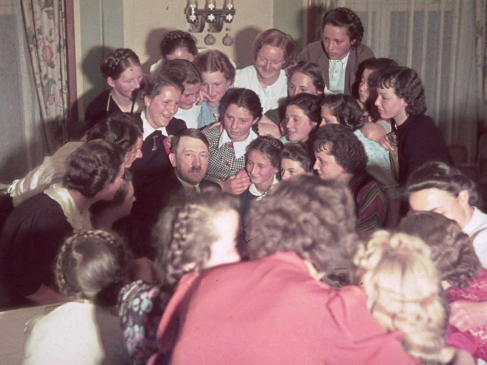 1939: Adolf Hitler com Suas Admiradoras