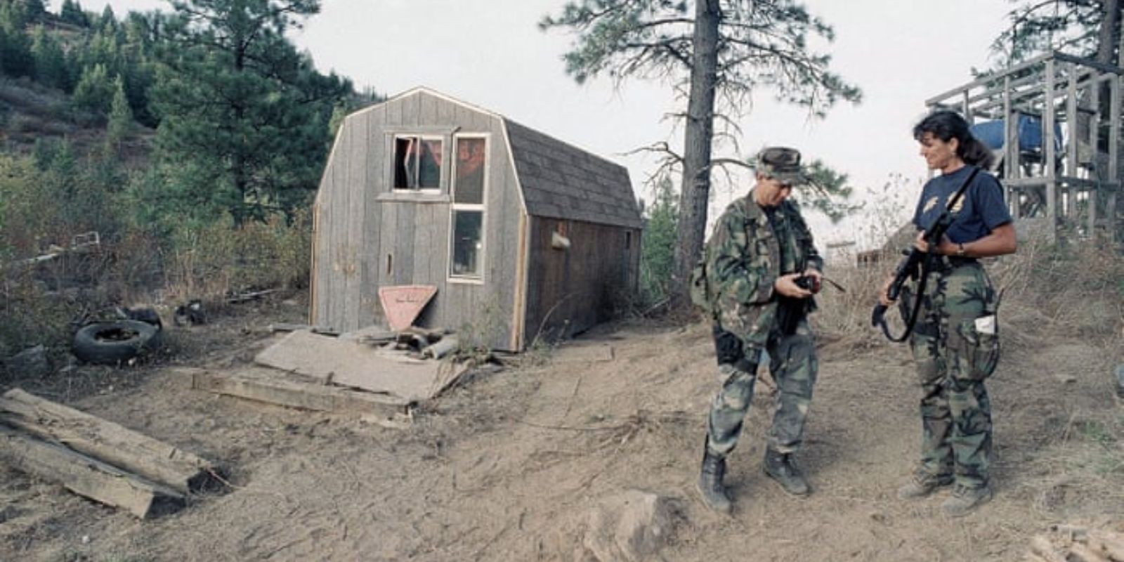 Agentes federais fortemente armados durante o cerco de 11 dias em Ruby Ridge. A mobilização maciça de centenas de agentes, incluindo a equipe de resgate de reféns do FBI, e o uso de táticas militares foram amplamente criticados e levantaram questões sobre o uso excessivo da força por parte do governo em um impasse doméstico. Fonte: Corbis via Getty Images.