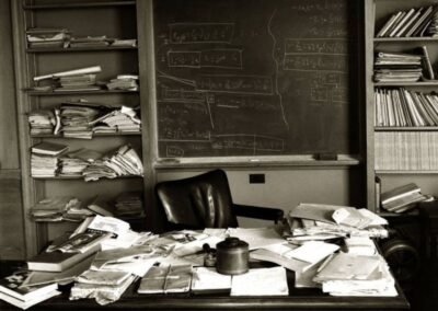 Fotografada em abril de 1955, a imagem mostra exatamente como Albert Einstein deixou seu escritório pela última vez.