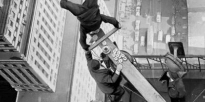 Na imagem, em uma manhã de 1939, Alvin Shipwreck Kelly comia rosquinhas de ponta cabeça, equilibrado em uma tábua no topo do edifício Chanin, em Nova Iorque.