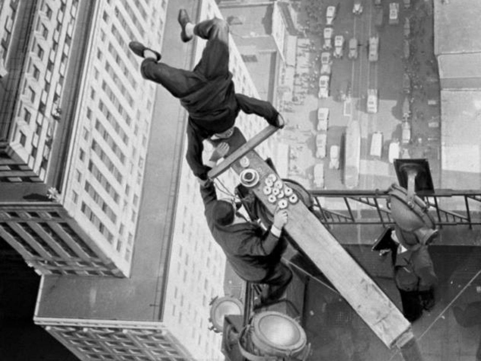 Na imagem, em uma manhã de 1939, Alvin Shipwreck Kelly comia rosquinhas de ponta cabeça, equilibrado em uma tábua no topo do edifício Chanin, em Nova Iorque.
