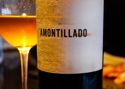 O Amontillado de la Mancha 1728 é um dos vinhos de Jerez mais antigos e raros do mundo, com uma história que remonta a quase três séculos. Este vinho fortificado, originário da região de La Mancha, na Espanha, é uma verdadeira joia da vinificação espanhola, conhecida por complexidade de sabores e longevidade excepcional.