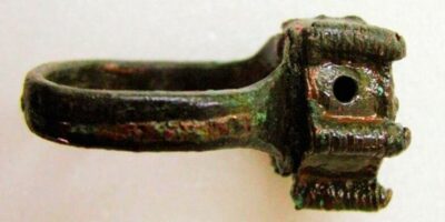 Durante a Idade Média, anéis com compartimentos secretos foram utilizados de maneira intrigante e mortal. Esses anéis, conhecidos como anéis de veneno, serviam como ferramentas para guardar substâncias tóxicas