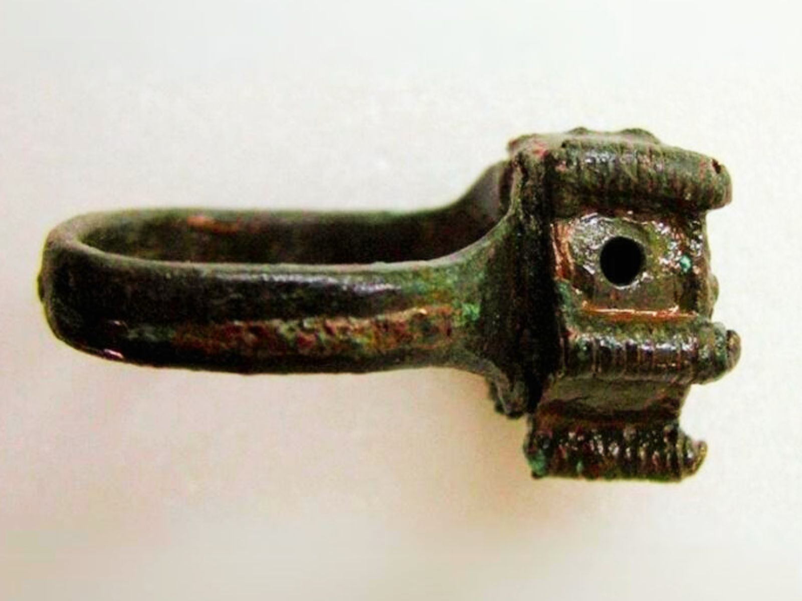 Durante a Idade Média, anéis com compartimentos secretos foram utilizados de maneira intrigante e mortal. Esses anéis, conhecidos como anéis de veneno, serviam como ferramentas para guardar substâncias tóxicas Durante a Idade Média, anéis com compartimentos secretos foram utilizados de maneira intrigante e mortal. Esses anéis, conhecidos como anéis de veneno, serviam como ferramentas para guardar substâncias tóxicas