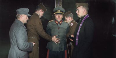 Esta imagem colorizada oferece uma perspectiva vívida do General Anton Dostler antes de sua execução. A colorização adiciona uma camada de realismo e dramaticidade à cena, lembrando o custo humano da guerra e as consequências das ações em tempos de conflito. A execução ocorreu em 1º de dezembro de 1945.
