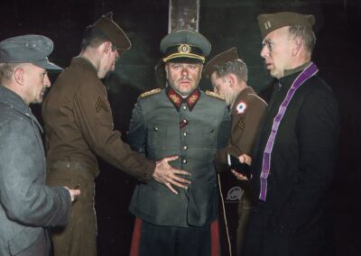 Esta imagem colorizada oferece uma perspectiva vívida do General Anton Dostler antes de sua execução. A colorização adiciona uma camada de realismo e dramaticidade à cena, lembrando o custo humano da guerra e as consequências das ações em tempos de conflito. A execução ocorreu em 1º de dezembro de 1945.
