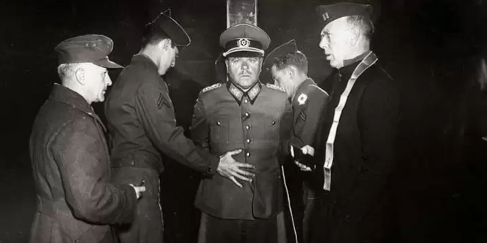 Esta imagem impactante mostra o General Anton Dostler, da Wehrmacht, momentos antes de sua execução. Amarrado a uma estaca, ele aguarda o pelotão de fuzilamento em Aversa, Itália, em 1º de dezembro de 1945. A cena é um registro sombrio do fim de sua vida e do início de um novo capítulo na justiça internacional pós-Segunda Guerra Mundial.