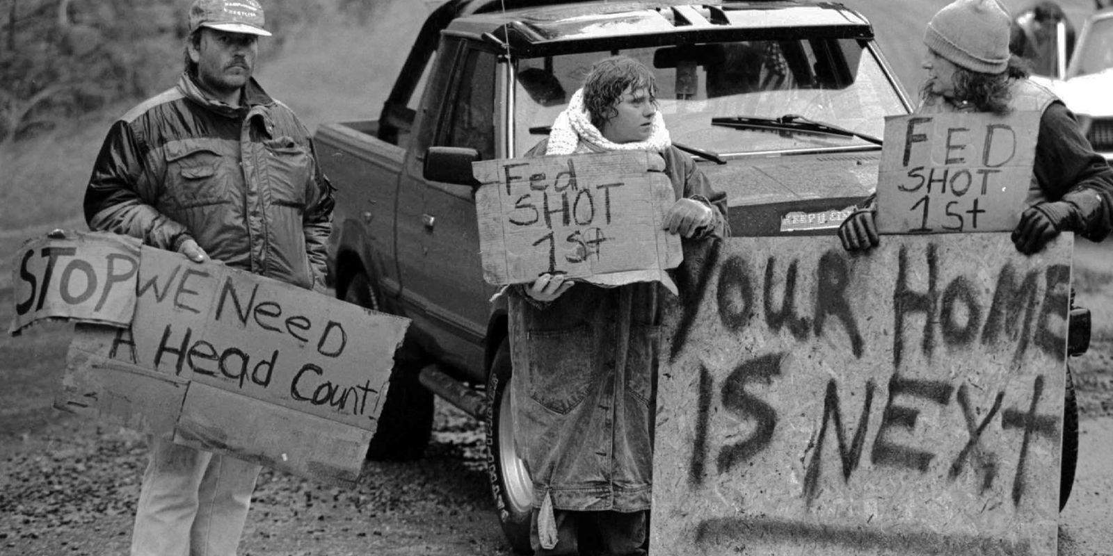 Manifestantes e apoiadores da família Weaver se reúnem perto do local do cerco em Ruby Ridge. O incidente atraiu a atenção nacional e se tornou um ponto de encontro para críticos do governo, defensores dos direitos de armas e grupos de milícias, que viam o cerco como um exemplo de tirania governamental. A placa diz: "Seu lar é o próximo". Fonte: Getty Images