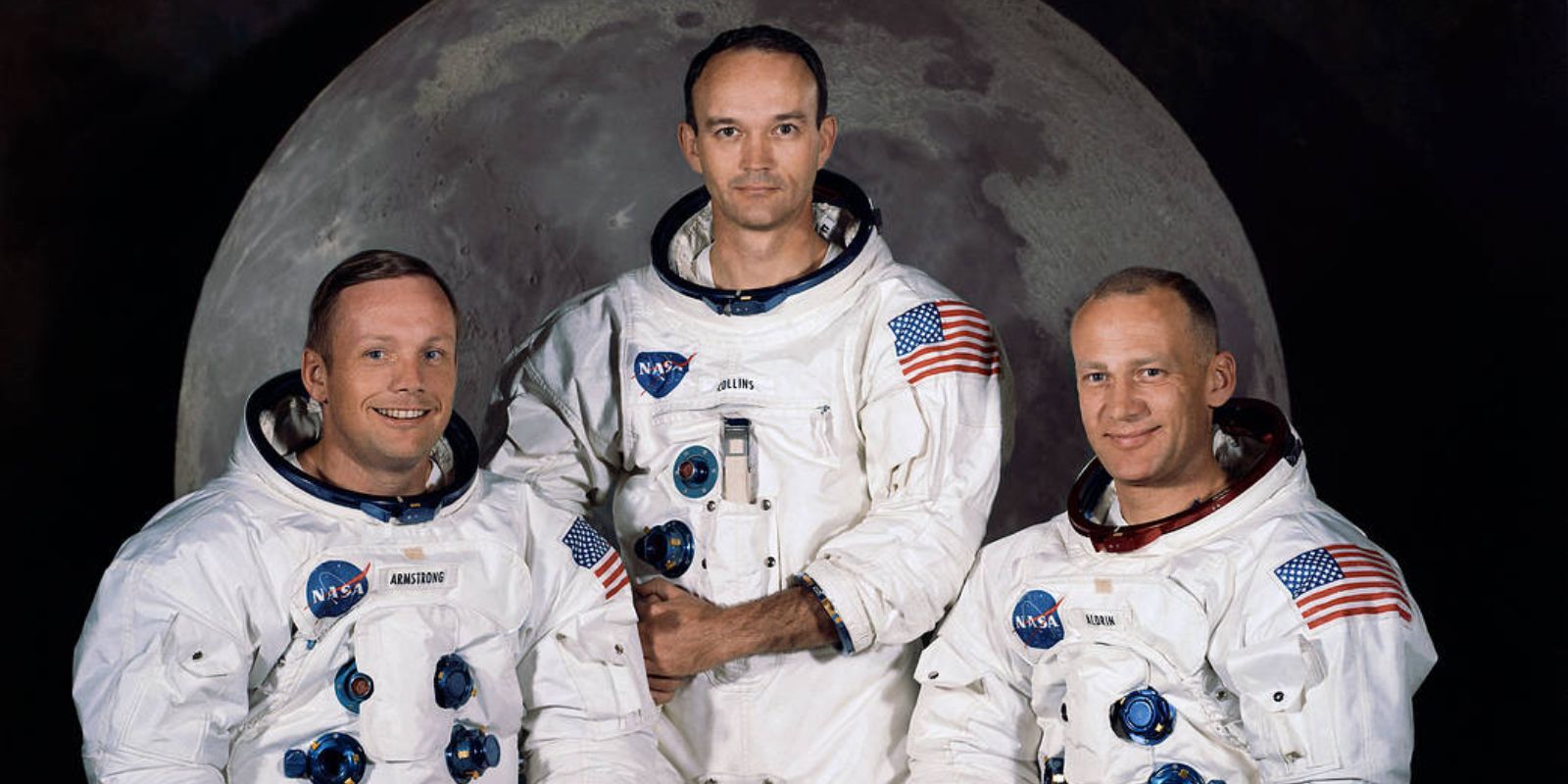Os astronautas da Apollo 11, Neil Armstrong (esquerda), Michael Collins (centro) e Buzz Aldrin (direita), posam para um retrato oficial. Esses três homens foram os pioneiros que levaram a humanidade à Lua em 1969. Fonte: NASA.