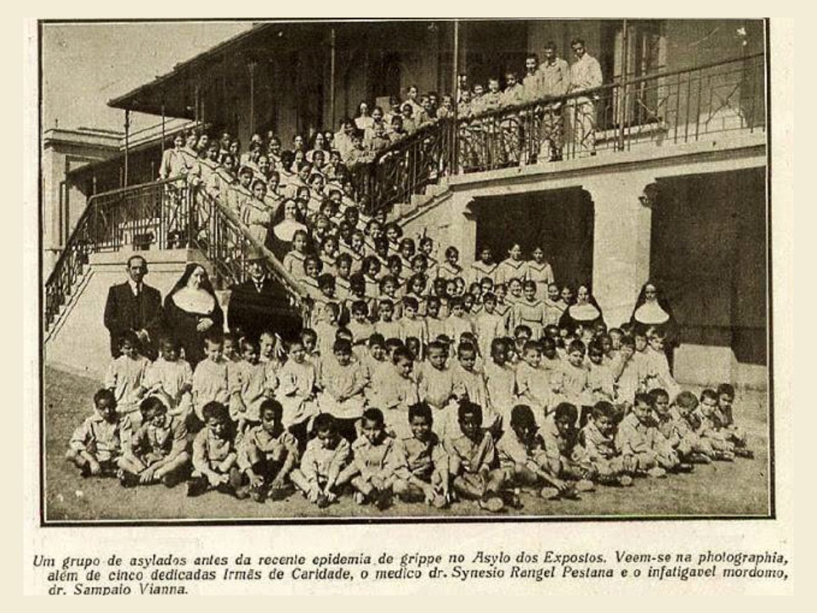 Diversas crianças que foram abandonadas na roda dos expostos (roda dos enjeitados), no “Asylo dos Expostos”. Foto retirada da Revista A Cigarra, Ano VI, nº 121, de 1º de outubro de 1919.