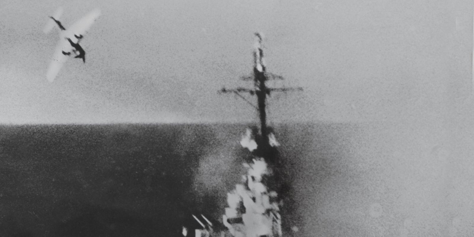 O porta-aviões USS Bunker Hill em chamas após ser atingido por dois aviões kamikazes em 11 de maio de 1945, perto de Okinawa. O ataque resultou em 396 mortos e deixou o navio fora de combate pelo resto da guerra. Fonte: U.S. Naval Institute.