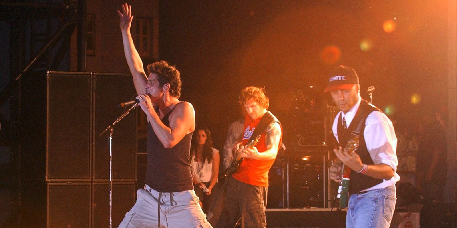 A banda Audioslave (da esquerda para a direita: Tim Commerford, Chris Cornell e Tom Morello) se apresentando no palco da Tribuna Antimperialista José Martí em Havana, Cuba, em 6 de maio de 2005. O show foi o primeiro de uma banda de rock americana na ilha em mais de 40 anos. Autor: AP Photo/Manuel Balce Ceneta.