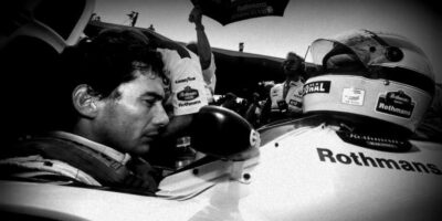 Ayrton Senna em momento de concentração no cockpit da Williams. O piloto brasileiro estava desapontado com o manuseio pobre do carro. A Williams FW16 tinha problemas graves após a proibição da suspensão ativa. Adrian Newey, projetista do carro, descreveu-o como "aerodinamicamente instável". Fonte: GrandPrix247