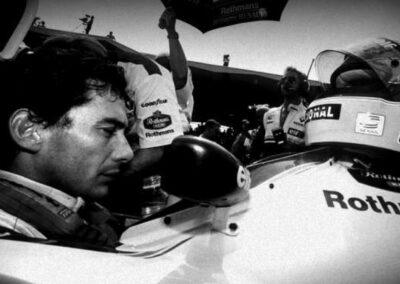 Ayrton Senna em momento de concentração no cockpit da Williams. O piloto brasileiro estava desapontado com o manuseio pobre do carro. A Williams FW16 tinha problemas graves após a proibição da suspensão ativa. Adrian Newey, projetista do carro, descreveu-o como "aerodinamicamente instável". Fonte: GrandPrix247