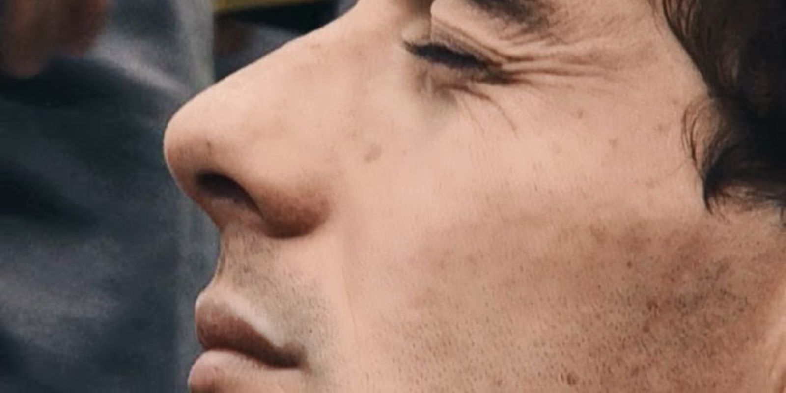 Ayrton Senna momentos antes da largada do GP de San Marino em Ímola, 1º de maio de 1994. Esta seria sua última corrida. O tricampeão mundial carregava uma bandeira da Áustria no bolso do macacão para homenagear Roland Ratzenberger, que havia morrido no dia anterior.