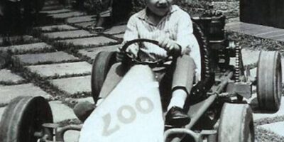 O primeiro kart de Ayrton Senna foi construído por seu pai usando um pequeno motor de cortador de gramas de 1-HP de potência e dado de presente ao futuro campeão quando ele tinha apenas 4 anos de idade.