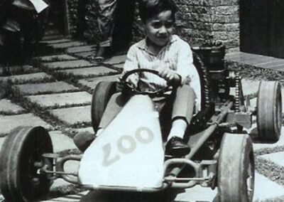O primeiro kart de Ayrton Senna foi construído por seu pai usando um pequeno motor de cortador de gramas de 1-HP de potência e dado de presente ao futuro campeão quando ele tinha apenas 4 anos de idade.