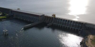 A Barragem de Sobradinho, localizada no rio São Francisco, no estado da Bahia, Brasil, é uma das maiores obras de infraestrutura hídrica do país e tem grande importância tanto para a geração de energia quanto para o abastecimento de água e a navegação na região. A barragem deu origem ao Lago de Sobradinho, um dos maiores reservatórios artificiais de água doce do mundo.