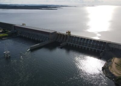 A Barragem de Sobradinho, localizada no rio São Francisco, no estado da Bahia, Brasil, é uma das maiores obras de infraestrutura hídrica do país e tem grande importância tanto para a geração de energia quanto para o abastecimento de água e a navegação na região. A barragem deu origem ao Lago de Sobradinho, um dos maiores reservatórios artificiais de água doce do mundo.