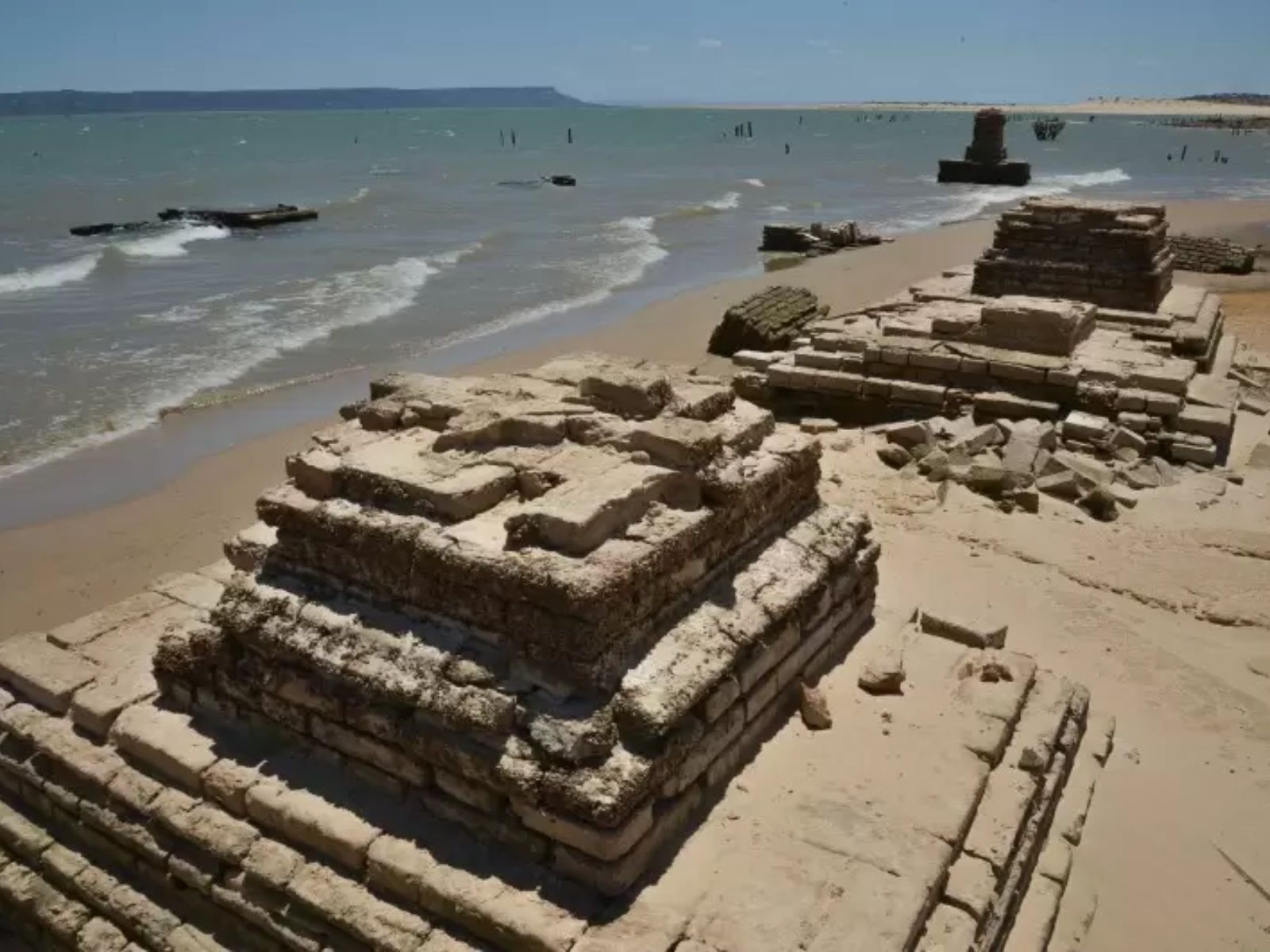 Sento-Sé é outra cidade que teve sua localização original submersa pelo lago. Fundada em 1832, a cidade precisou ser reconstruída em um novo local. A economia de Sento-Sé é diversificada, com atividades que vão desde a pesca no lago até a produção agrícola. As ruínas de Sento-Sé, em períodos de seca, reaparecem na paisagem.