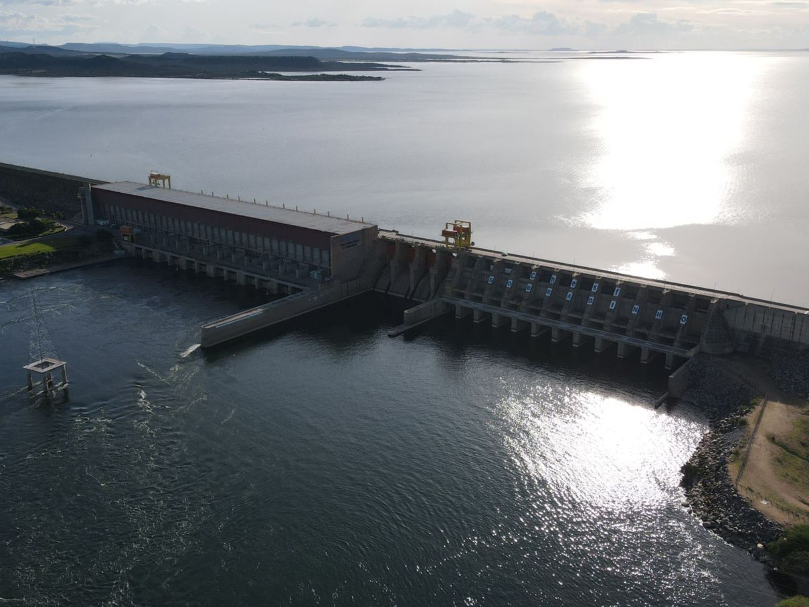 A Barragem de Sobradinho, localizada no rio São Francisco, no estado da Bahia, Brasil, é uma das maiores obras de infraestrutura hídrica do país e tem grande importância tanto para a geração de energia quanto para o abastecimento de água e a navegação na região. A barragem deu origem ao Lago de Sobradinho, um dos maiores reservatórios artificiais de água doce do mundo.