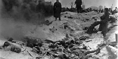 Durante a Batalha de Stalingrado, que ocorreu entre agosto de 1942 e fevereiro de 1943, o Exército Vermelho sofreu perdas devastadoras, com estimativas de aproximadamente 1,1 milhão de soldados mortos, feridos ou desaparecidos.