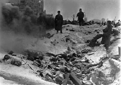 Durante a Batalha de Stalingrado, que ocorreu entre agosto de 1942 e fevereiro de 1943, o Exército Vermelho sofreu perdas devastadoras, com estimativas de aproximadamente 1,1 milhão de soldados mortos, feridos ou desaparecidos.