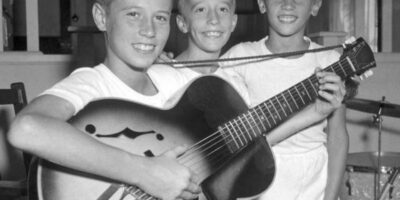 Ao longo dos anos 1950, os irmãos Gibb, que formariam futuramente o grupo Bee Gees, começavam a dar os primeiros passos no meio musical.