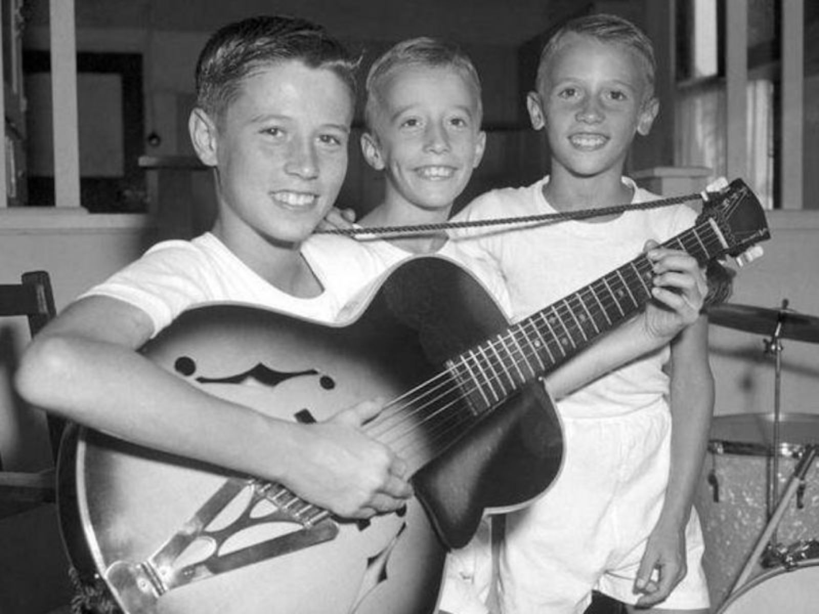 Ao longo dos anos 1950, os irmãos Gibb, que formariam futuramente o grupo Bee Gees, começavam a dar os primeiros passos no meio musical.