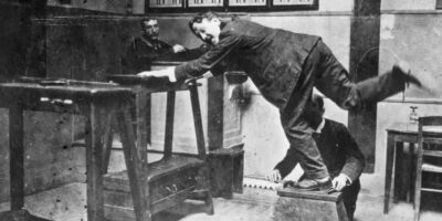Alphonse Bertillon foi um criminologista francês que, no final do século XIX, desenvolveu um sistema pioneiro para a identificação de criminosos baseado em medições físicas detalhadas. Este método, conhecido como bertillonagem, revolucionou a catalogação e identificação de suspeitos, sendo amplamente utilizado antes da introdução das impressões digitais.