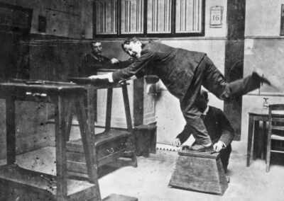 Alphonse Bertillon foi um criminologista francês que, no final do século XIX, desenvolveu um sistema pioneiro para a identificação de criminosos baseado em medições físicas detalhadas. Este método, conhecido como bertillonagem, revolucionou a catalogação e identificação de suspeitos, sendo amplamente utilizado antes da introdução das impressões digitais.