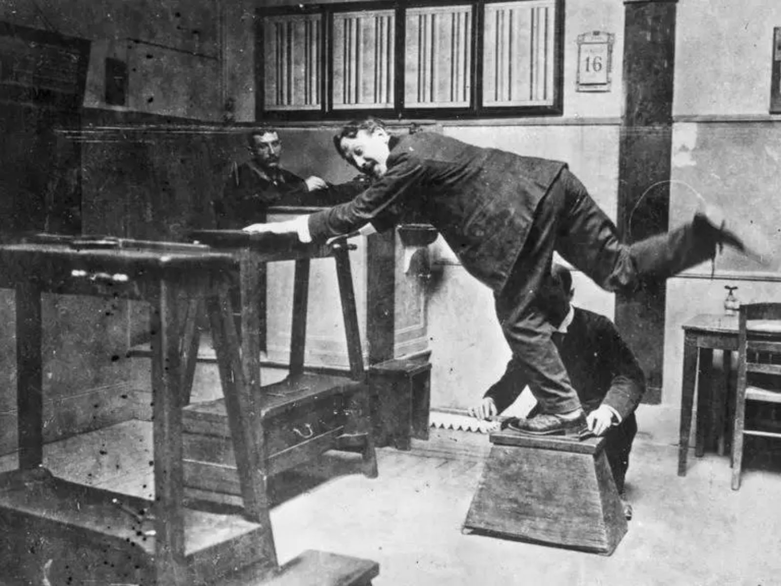 Alphonse Bertillon foi um criminologista francês que, no final do século XIX, desenvolveu um sistema pioneiro para a identificação de criminosos baseado em medições físicas detalhadas. Este método, conhecido como bertillonagem, revolucionou a catalogação e identificação de suspeitos, sendo amplamente utilizado antes da introdução das impressões digitais.