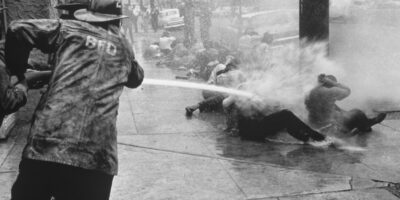 As manifestações de 1963 em Birmingham, lideradas por Martin Luther King Jr., representam um capítulo crucial na história dos direitos civis nos Estados Unidos. As imagens de violência policial contra manifestantes pacíficos, incluindo crianças, ajudaram a despertar a consciência nacional e internacional sobre a realidade da segregação racial.
