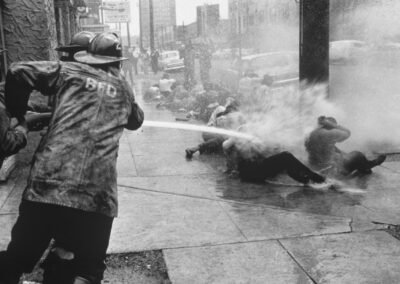 As manifestações de 1963 em Birmingham, lideradas por Martin Luther King Jr., representam um capítulo crucial na história dos direitos civis nos Estados Unidos. As imagens de violência policial contra manifestantes pacíficos, incluindo crianças, ajudaram a despertar a consciência nacional e internacional sobre a realidade da segregação racial.