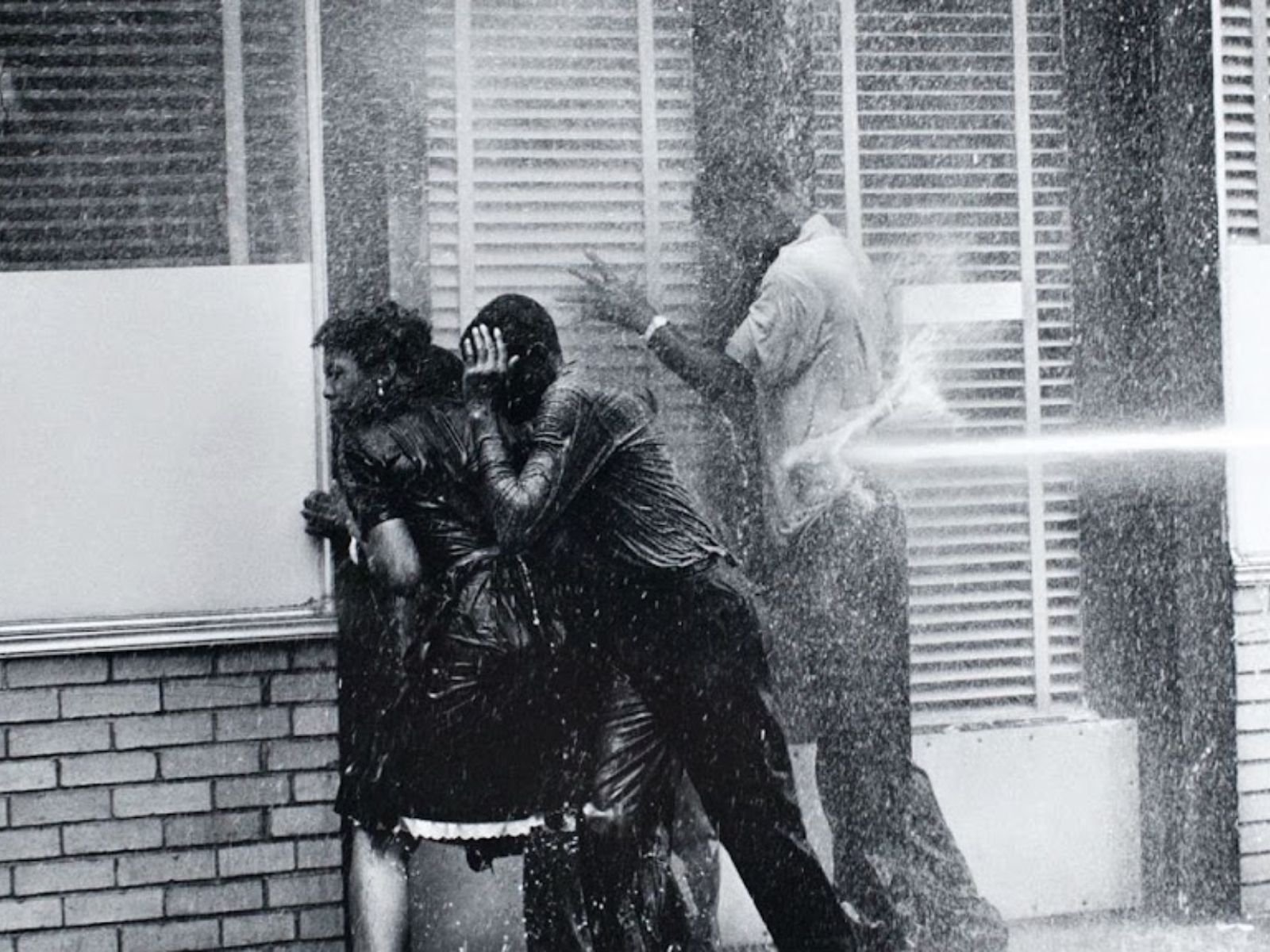 As manifestações de 1963 em Birmingham, lideradas por Martin Luther King Jr., representam um capítulo crucial na história dos direitos civis nos Estados Unidos. As imagens de violência policial contra manifestantes pacíficos, incluindo crianças, ajudaram a despertar a consciência nacional e internacional sobre a realidade da segregação racial.