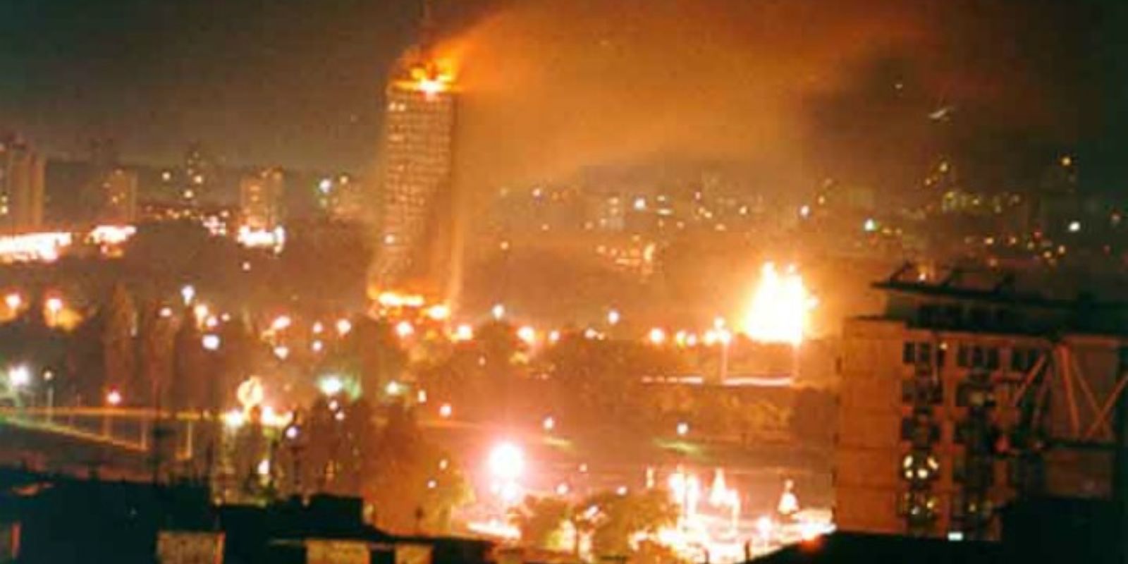 Edifícios em chamas em Belgrado, capital da Iugoslávia, durante a campanha de bombardeios da OTAN em 1999. A intervenção militar de 78 dias visava forçar o fim da repressão sérvia no Kosovo. Fonte: Balkan Insight.