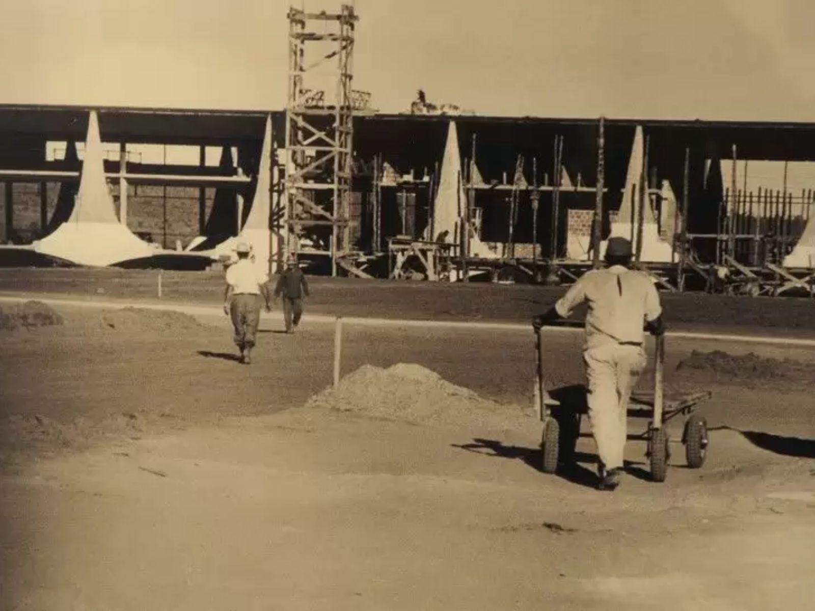 Palácio da Alvorada, na capital Brasília, em fase de conclusão. Arquivo Público do Distrito Federal, ArPDF.