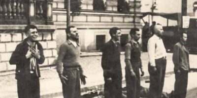 Um jovem civil polonês chora diante do pelotão de fuzilamento em setembro de 1939. A fotografia foi registrada durante o evento histórico conhecido como "Domingo Sangrento", ocorrido na cidade polonesa de Bydgoszcz.