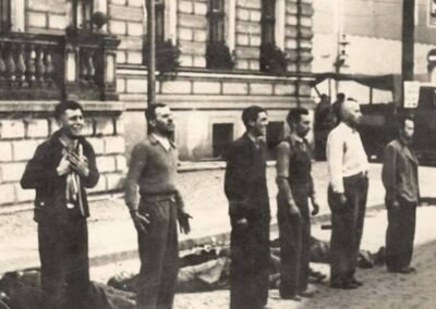 Um jovem civil polonês chora diante do pelotão de fuzilamento em setembro de 1939. A fotografia foi registrada durante o evento histórico conhecido como "Domingo Sangrento", ocorrido na cidade polonesa de Bydgoszcz.