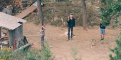 A remota cabana da família Weaver em Ruby Ridge, Idaho. Foi neste local que Randy Weaver, sua esposa Vicki e seus filhos se isolaram do mundo e, posteriormente, se entrincheiraram durante o cerco de 11 dias com agentes federais em agosto de 1992. A cabana se tornou o epicentro de um dos confrontos mais controversos da história americana moderna. Fonte: American Experience (PBS).