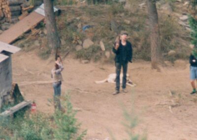 A remota cabana da família Weaver em Ruby Ridge, Idaho. Foi neste local que Randy Weaver, sua esposa Vicki e seus filhos se isolaram do mundo e, posteriormente, se entrincheiraram durante o cerco de 11 dias com agentes federais em agosto de 1992. A cabana se tornou o epicentro de um dos confrontos mais controversos da história americana moderna. Fonte: American Experience (PBS).